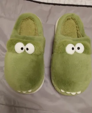 Pantunflas de dinosaurio verdes