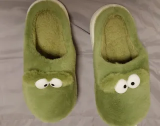 Pantunflas de dinosaurio verdes