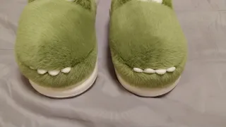 Pantunflas de dinosaurio verdes