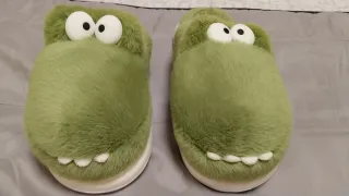 Pantunflas de dinosaurio verdes