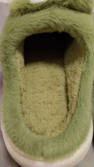 Pantunflas de dinosaurio verdes