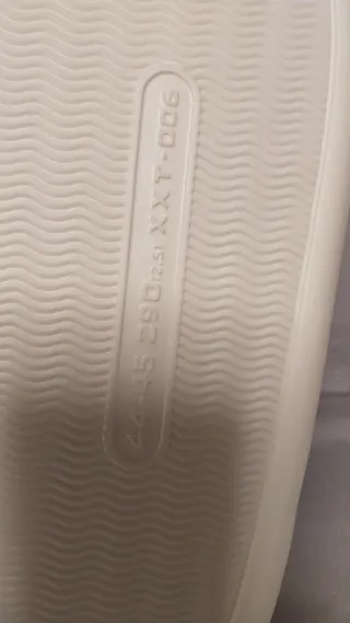 Pantunflas de dinosaurio verdes