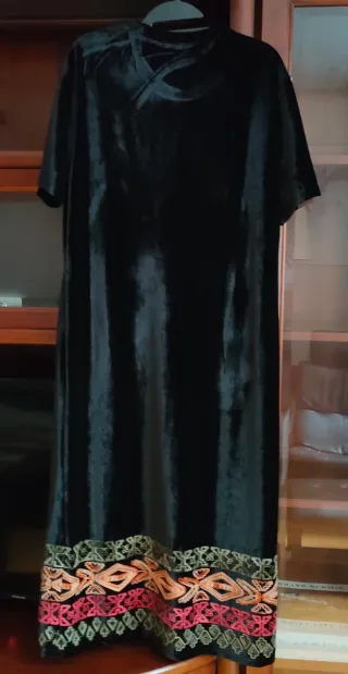 Vestido negro con bordado multicolor