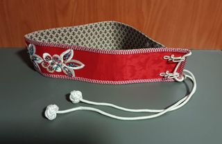 Cinturón rojo con bordado floral