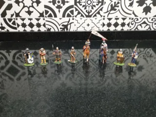 Figuras de plomo medievales, pintadas a mano.