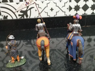 Figuras de plomo medievales, pintadas a mano.