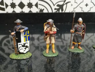 Figuras de plomo medievales, pintadas a mano.