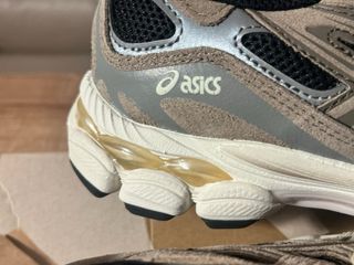 Zapatillas Asics Mujer Beige/Gris
