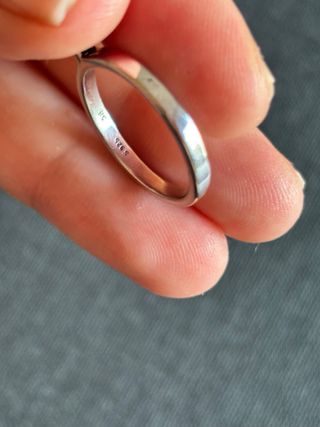 Anillo con colgante de corazón plateado