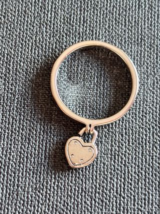 Anillo con colgante de corazón plateado