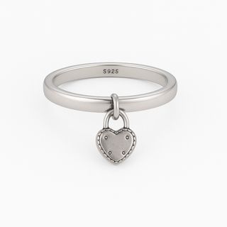 Anillo con colgante de corazón plateado