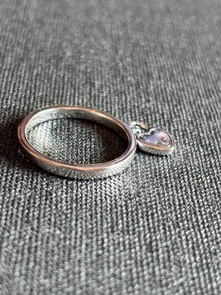 Anillo con colgante de corazón plateado