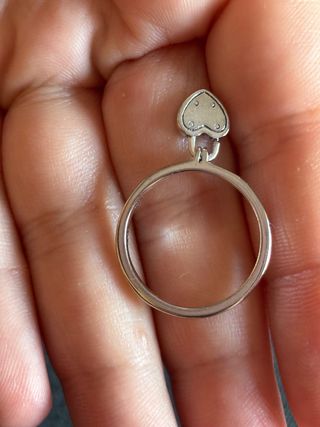 Anillo con colgante de corazón plateado
