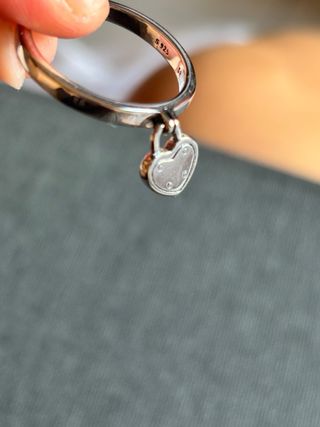 Anillo con colgante de corazón plateado