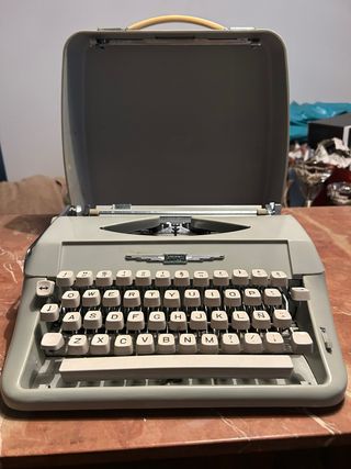 Máquina de escribir portátil gris