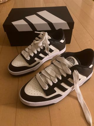 Zapatillas Adidas Rapid Court Low J Negro y Blanco