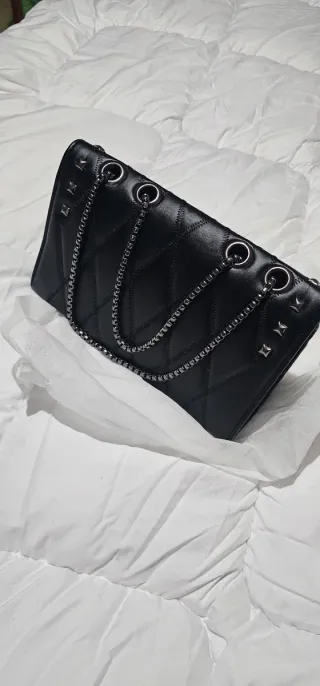 Borsa nera con borchie e tracolla