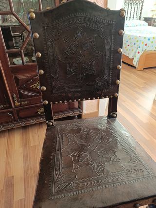 Mueble antiguo Sillas de cuero con mesa
