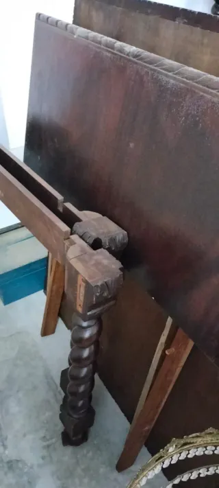 Mueble antiguo Sillas de cuero con mesa