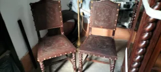 Mueble antiguo Sillas de cuero con mesa