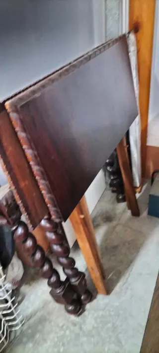 Mueble antiguo Sillas de cuero con mesa