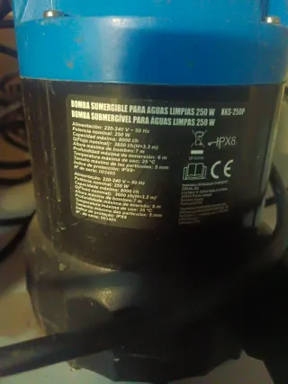 Bomba sumergible azul