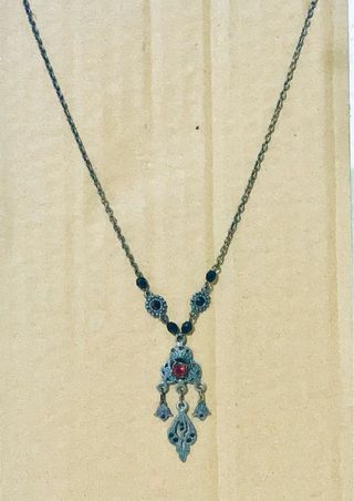 Collar con colgante rojo y negro