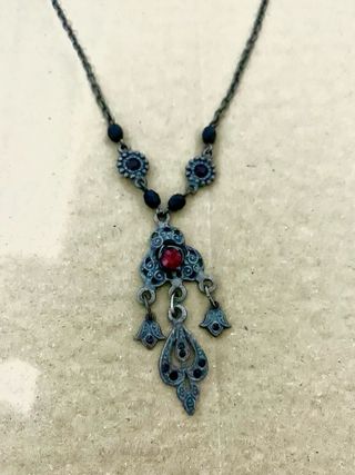 Collar con colgante rojo y negro