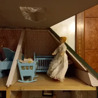 Casita de muñecas amarilla