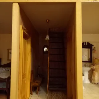 Casita de muñecas amarilla