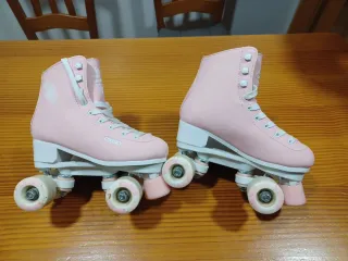 Patines de cuatro ruedas paralelas talla 36.