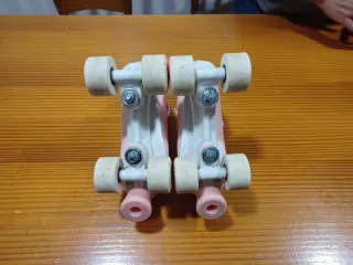 Patines de cuatro ruedas paralelas talla 36.