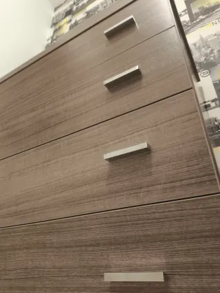 Cómoda de color ceniza y espejo