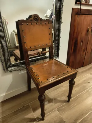 Silla de madera con asiento de cuero