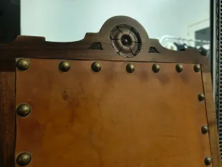 Silla de madera con asiento de cuero