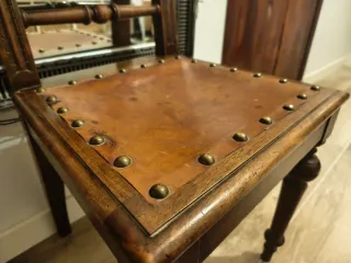 Silla de madera con asiento de cuero