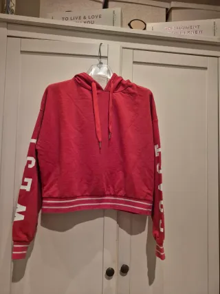 Sudadera con capucha roja y letras blancas