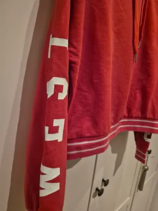 Sudadera con capucha roja y letras blancas