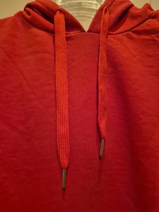 Sudadera con capucha roja y letras blancas