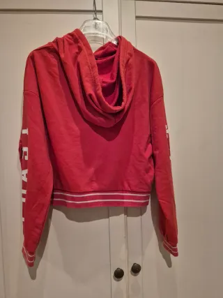Sudadera con capucha roja y letras blancas