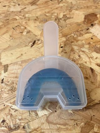 Protector bucal Outshock con caja