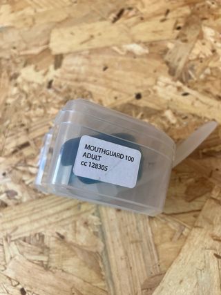 Protector bucal Outshock con caja