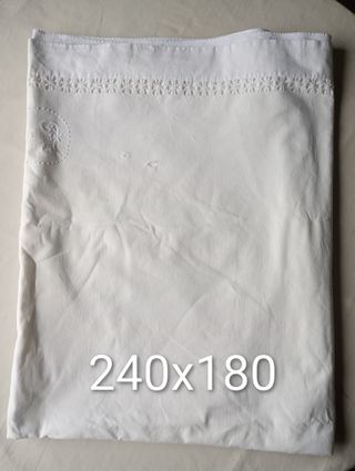 Sábanas de lino antiguas bordadas.