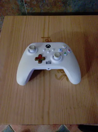 Controller Xbox One con leve dorate e bianche
