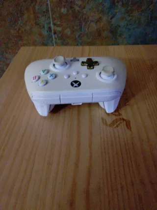 Controller Xbox One con leve dorate e bianche