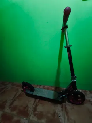 Patinete infantil con ruedas rosas