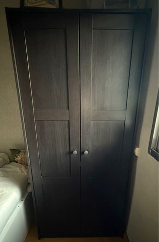 Armario de madera negro