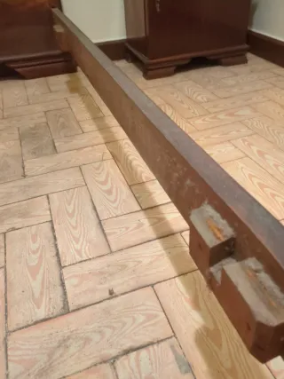 Cama de madera antigua bien conservada