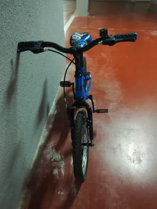 Bicicleta infantil azul 16