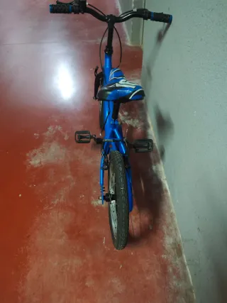 Bicicleta infantil azul 16